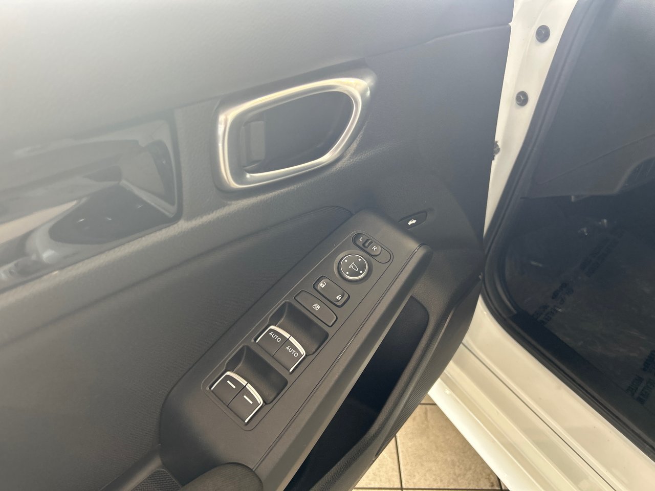 2025 Honda Civic Sedan Hybrid - Image 19