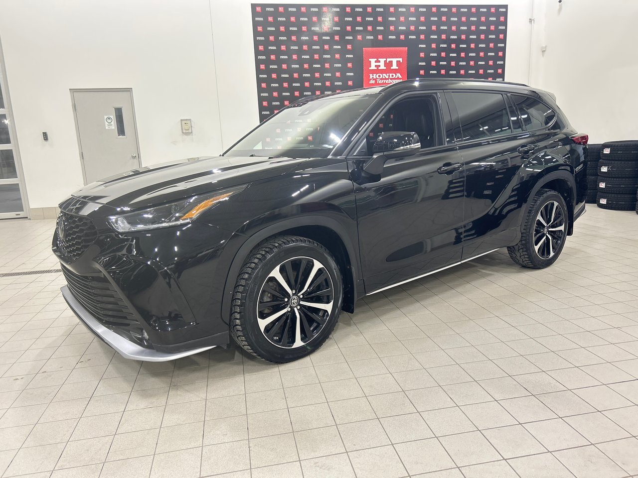 2022 Toyota Highlander - Image 2