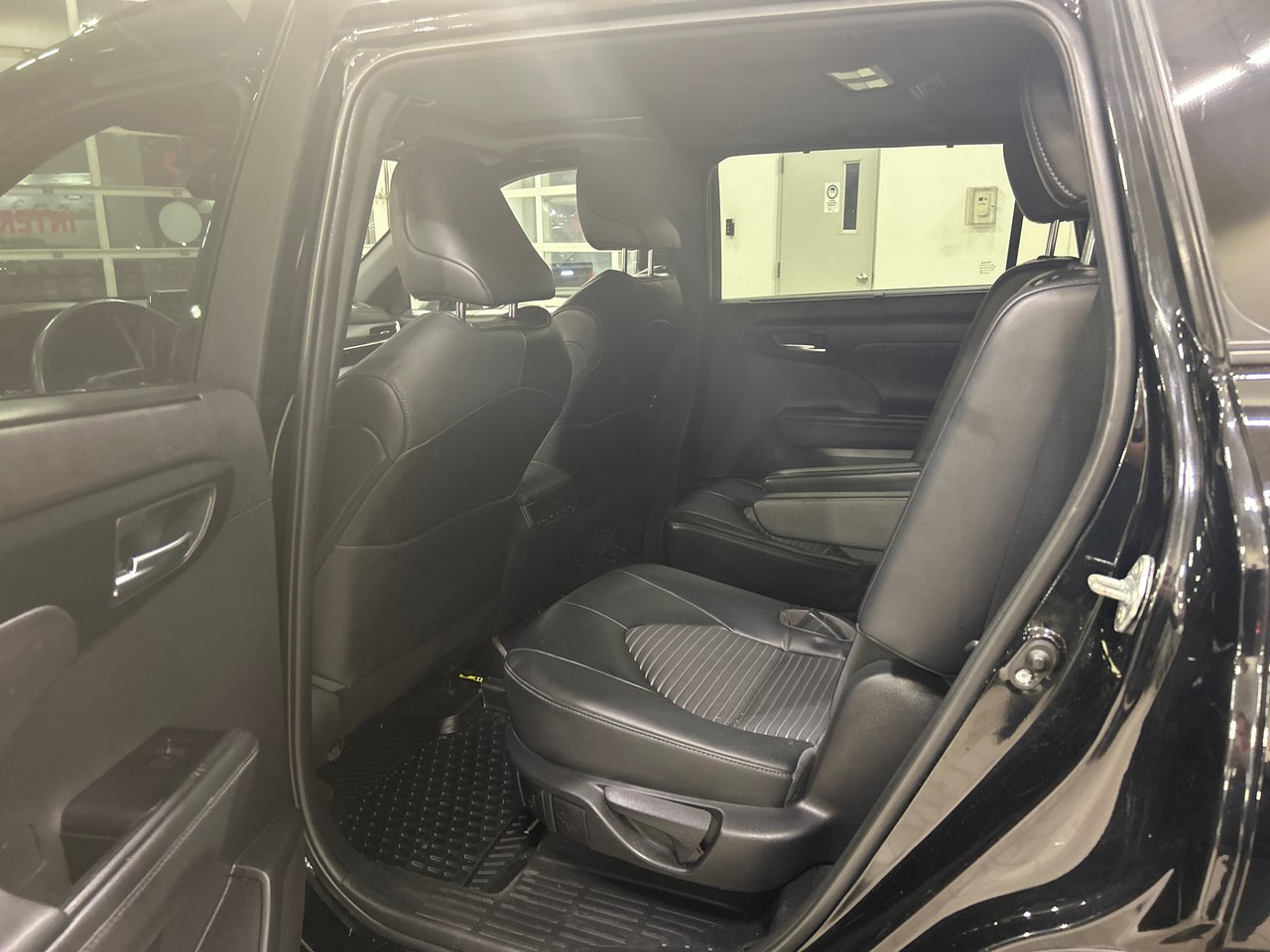 2022 Toyota Highlander - Image 9