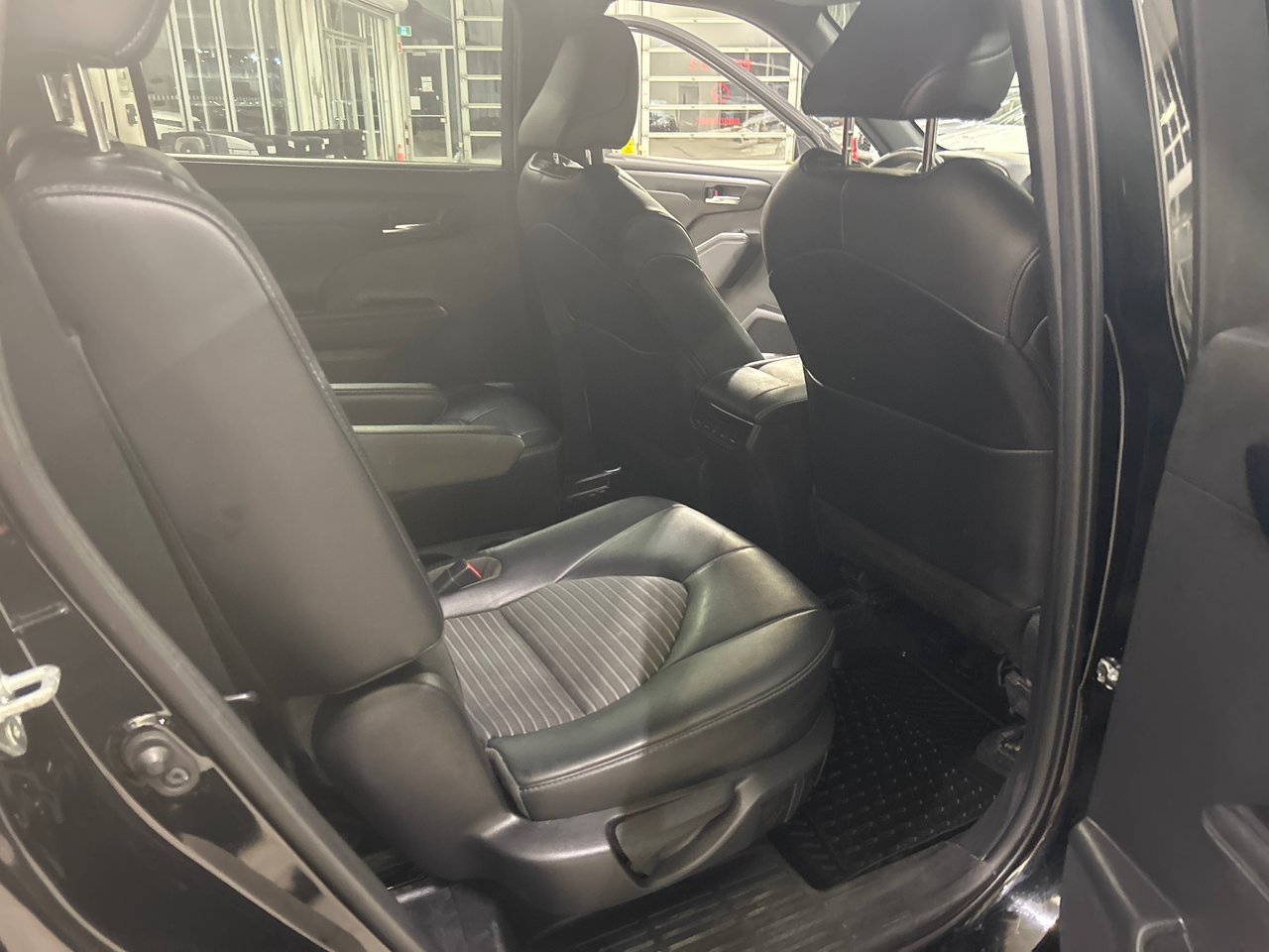 2022 Toyota Highlander - Image 11