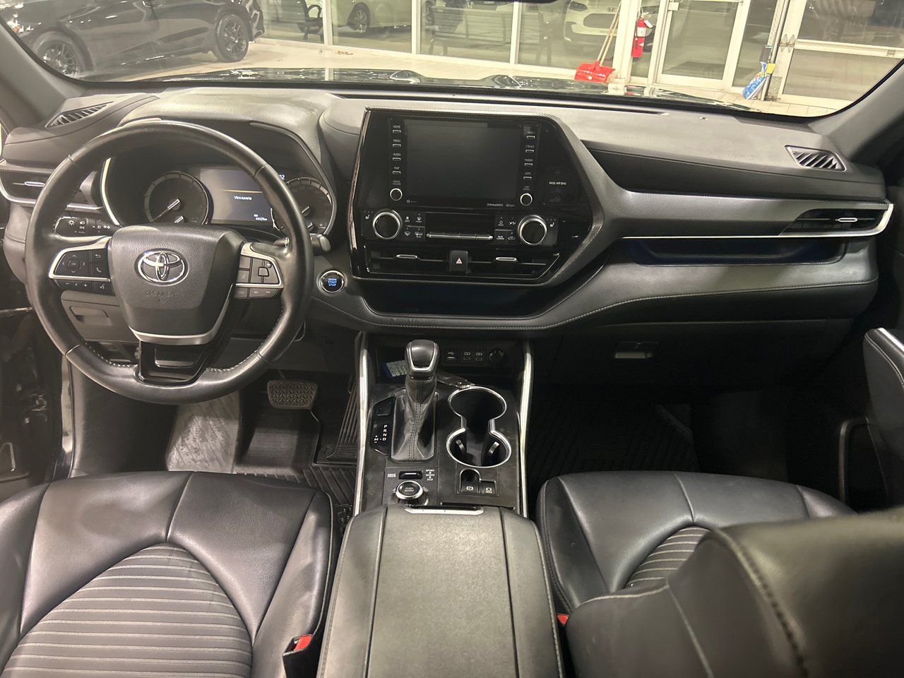 2022 Toyota Highlander - Image 12