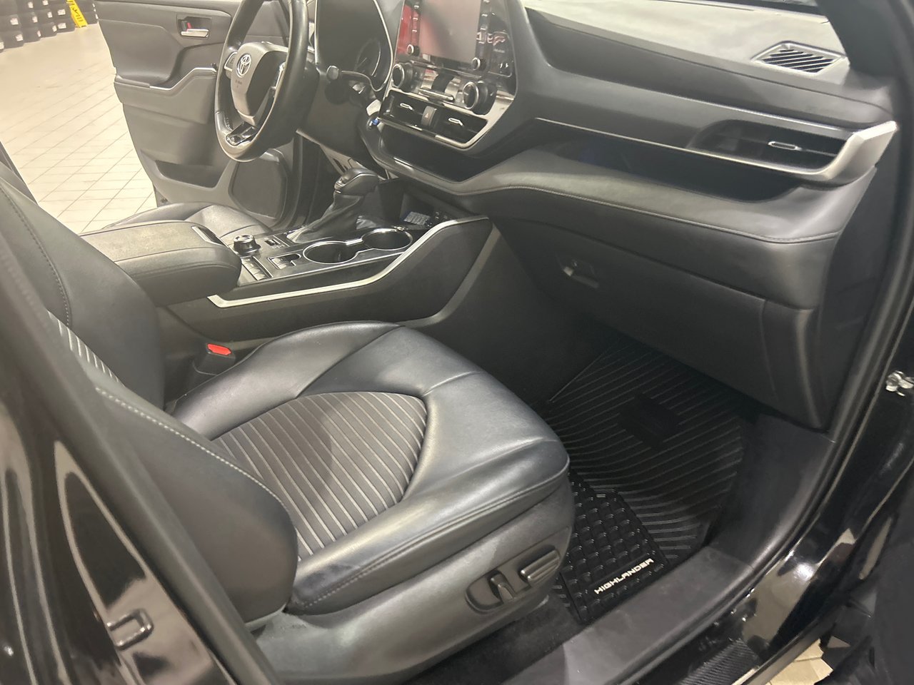 2022 Toyota Highlander - Image 13