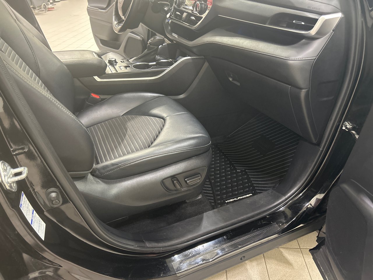 2022 Toyota Highlander - Image 14