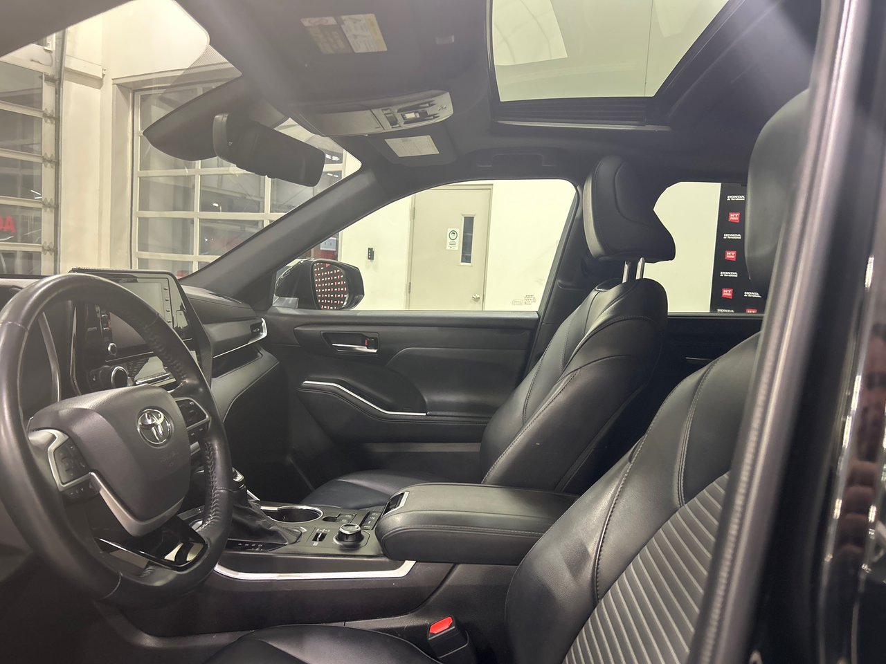 2022 Toyota Highlander - Image 17