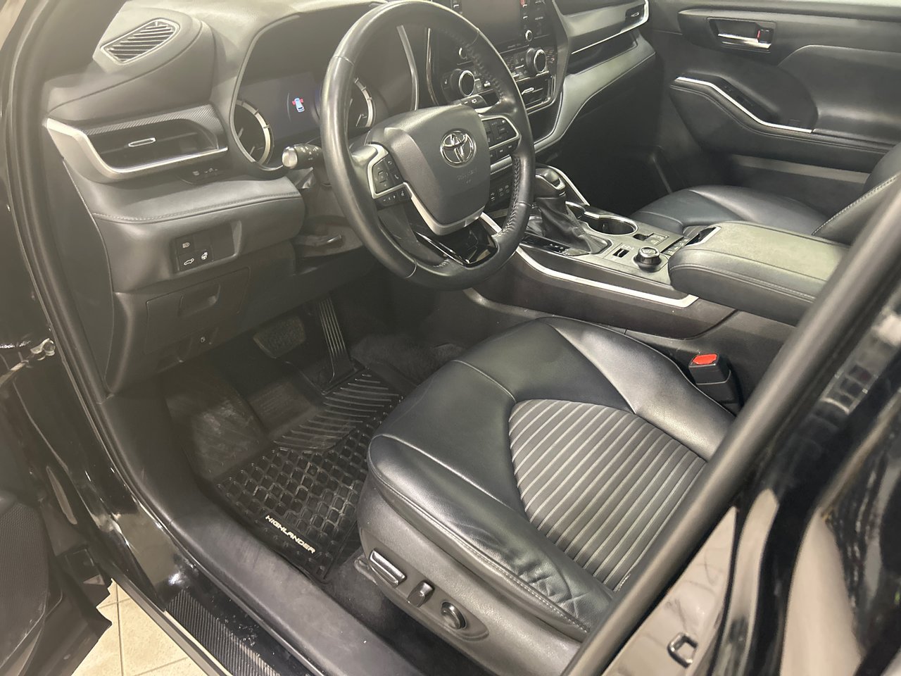 2022 Toyota Highlander - Image 18