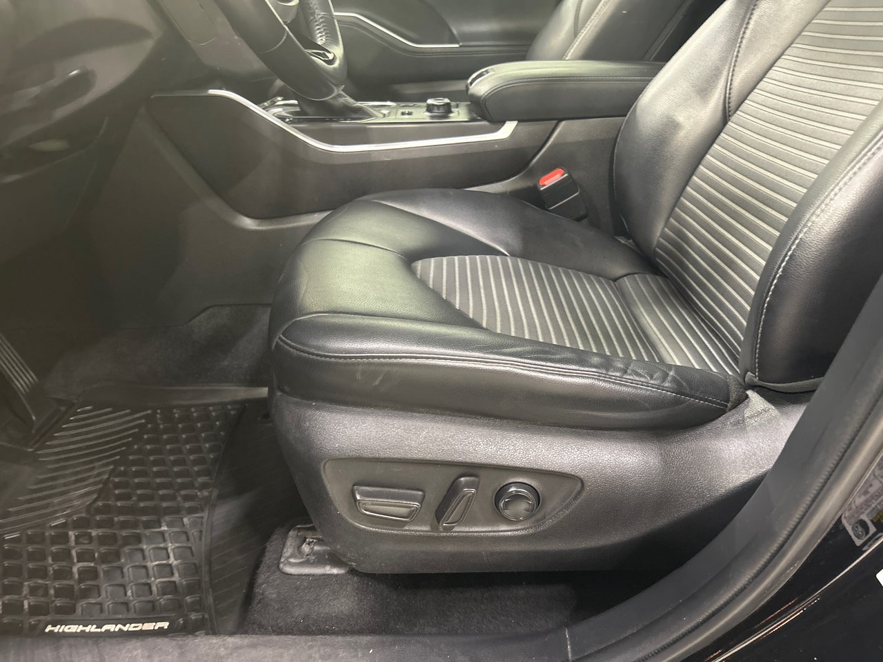 2022 Toyota Highlander - Image 19