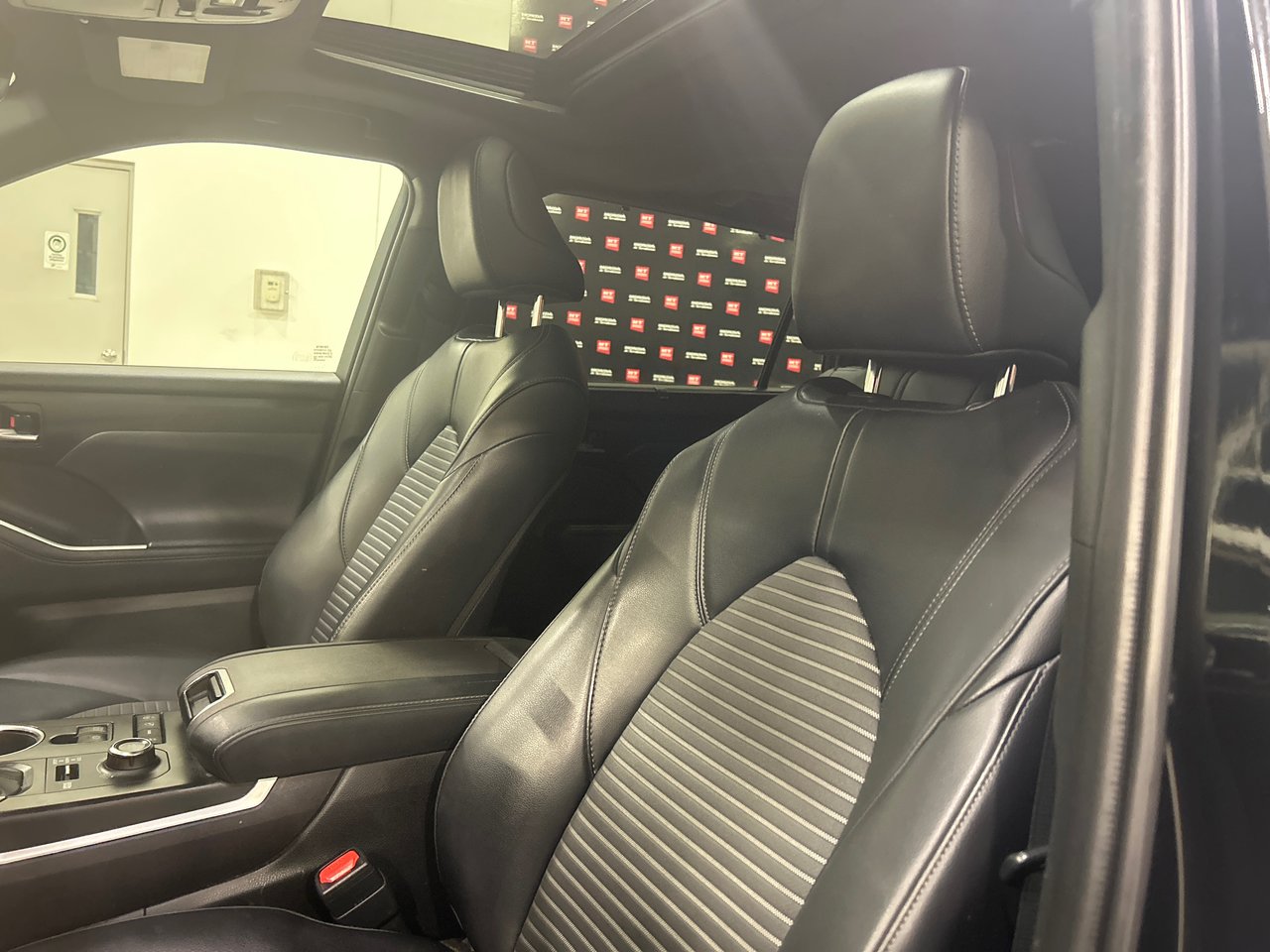 2022 Toyota Highlander - Image 20