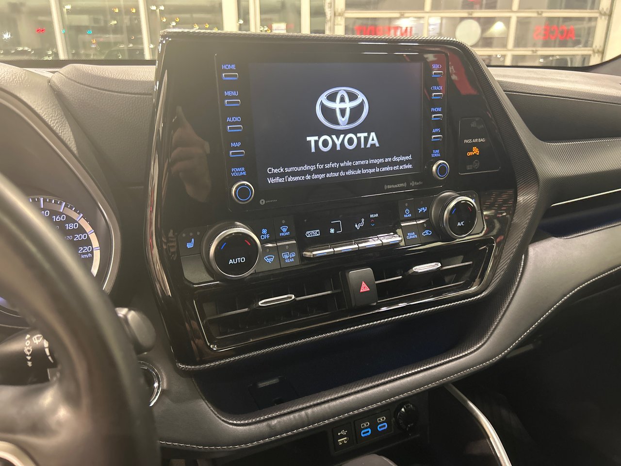 2022 Toyota Highlander - Image 25