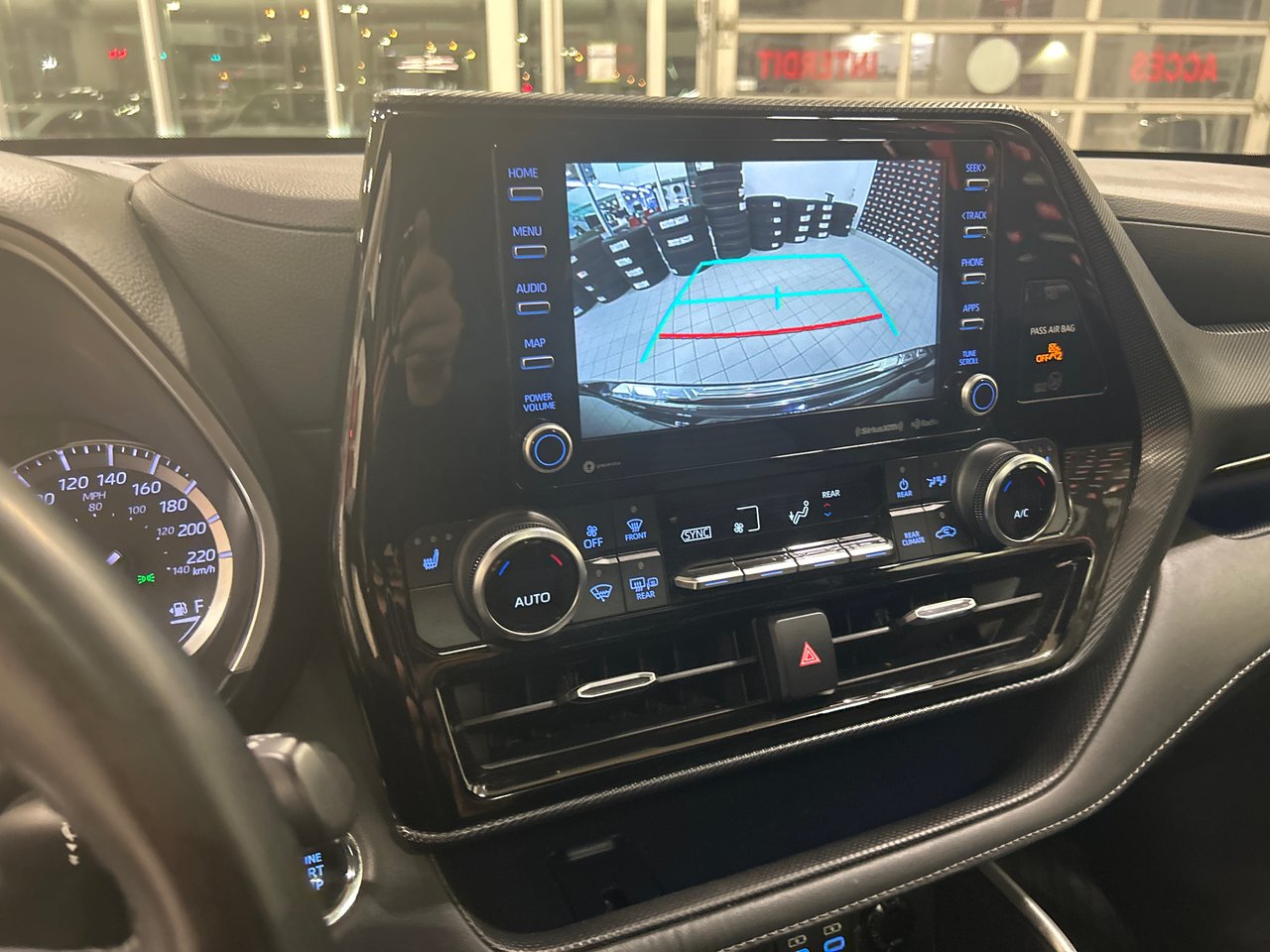 2022 Toyota Highlander - Image 26