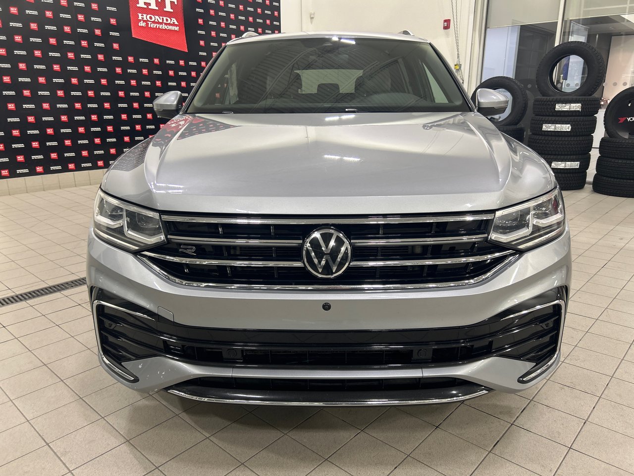 2022 Volkswagen Tiguan - Image 2