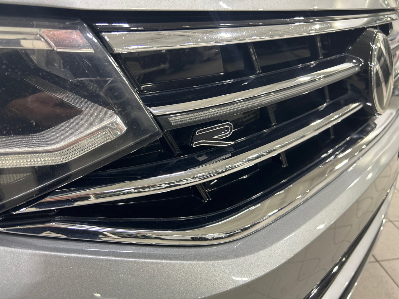 2022 Volkswagen Tiguan - Image 5