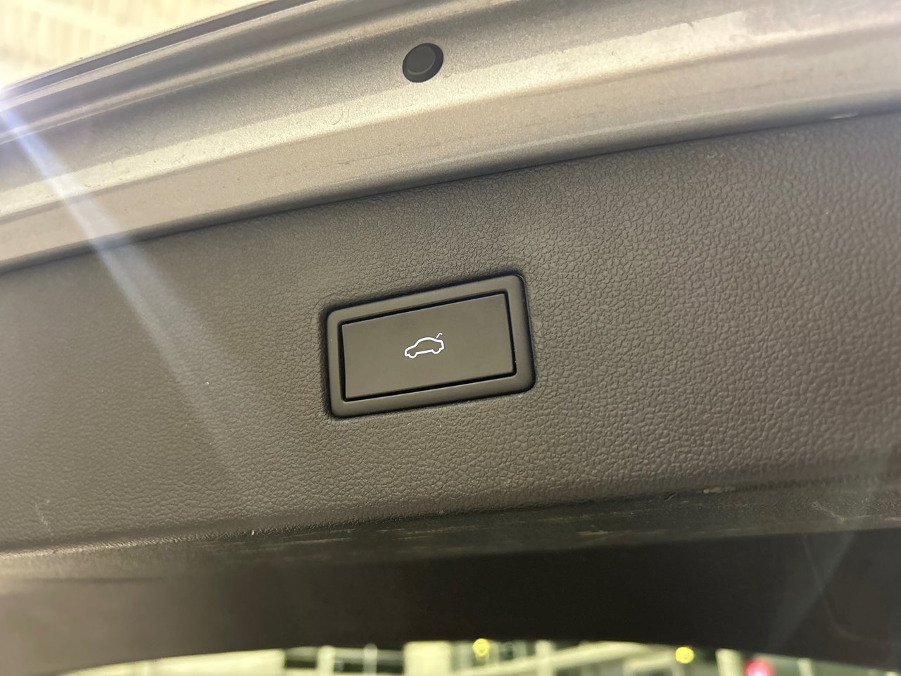 2022 Volkswagen Tiguan - Image 14