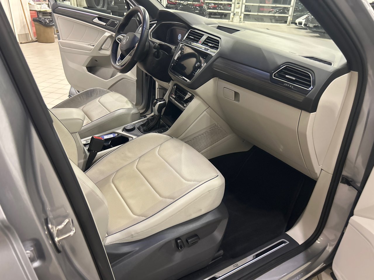 2022 Volkswagen Tiguan - Image 17
