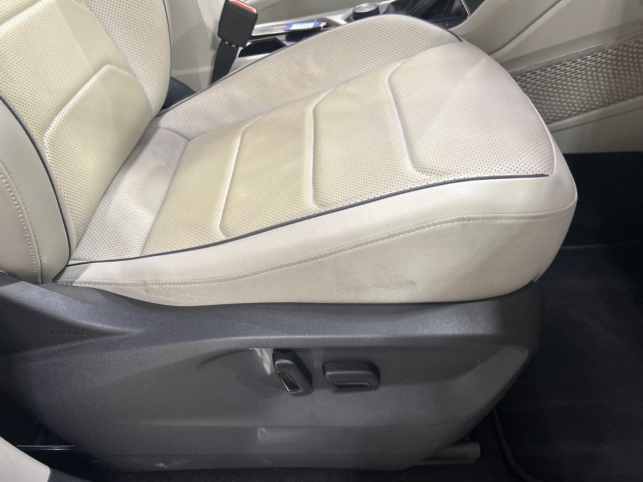 2022 Volkswagen Tiguan - Image 18