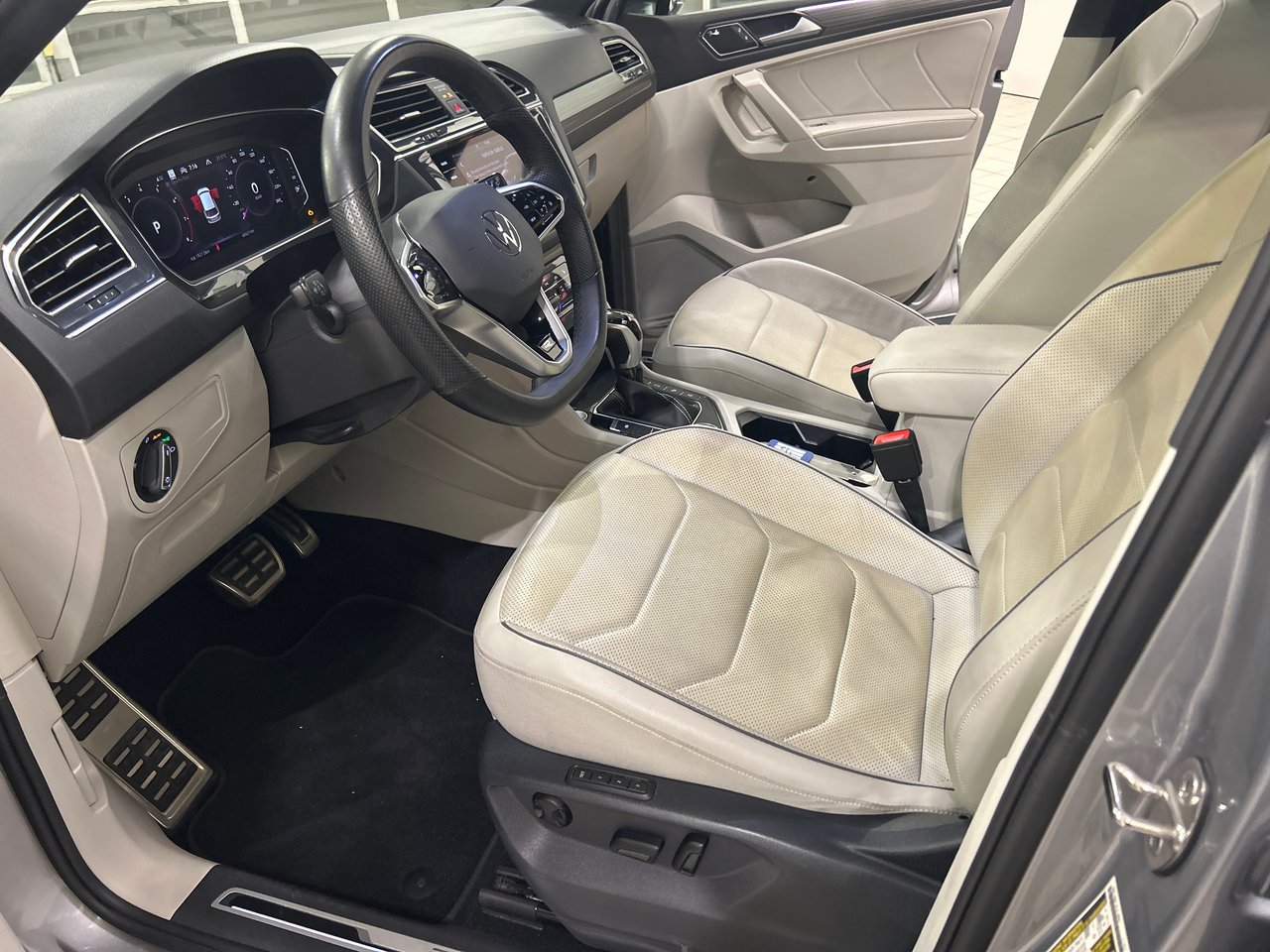 2022 Volkswagen Tiguan - Image 23