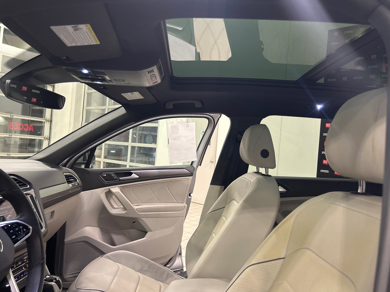 2022 Volkswagen Tiguan - Image 24