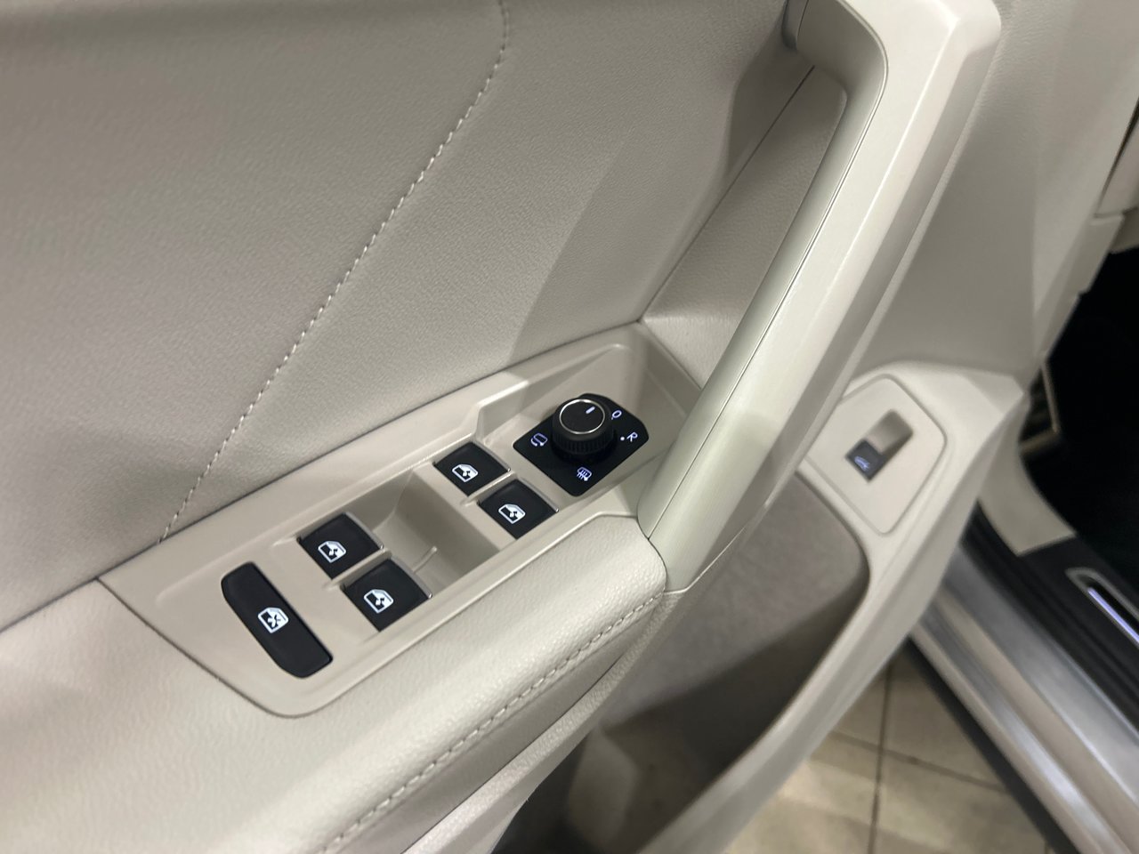 2022 Volkswagen Tiguan - Image 26