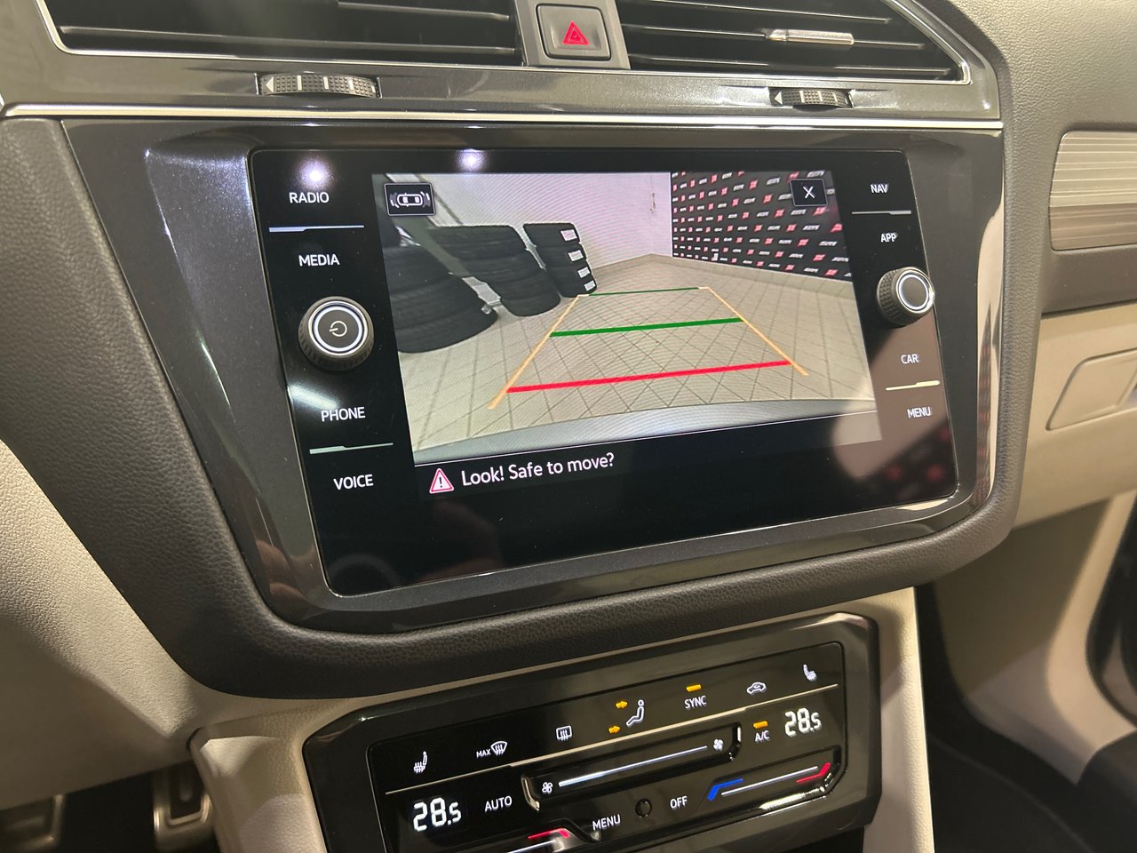 2022 Volkswagen Tiguan - Image 30