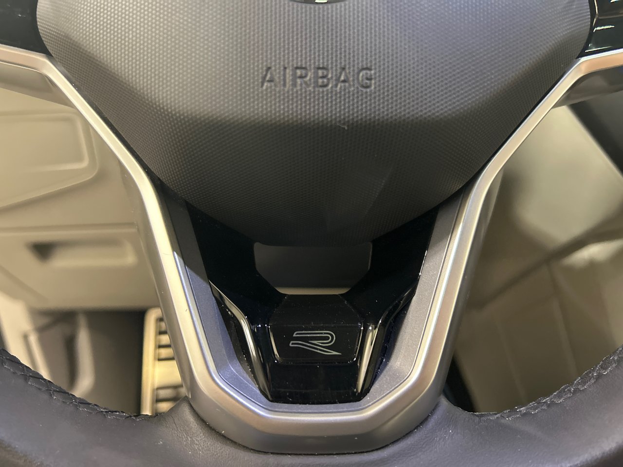 2022 Volkswagen Tiguan - Image 32