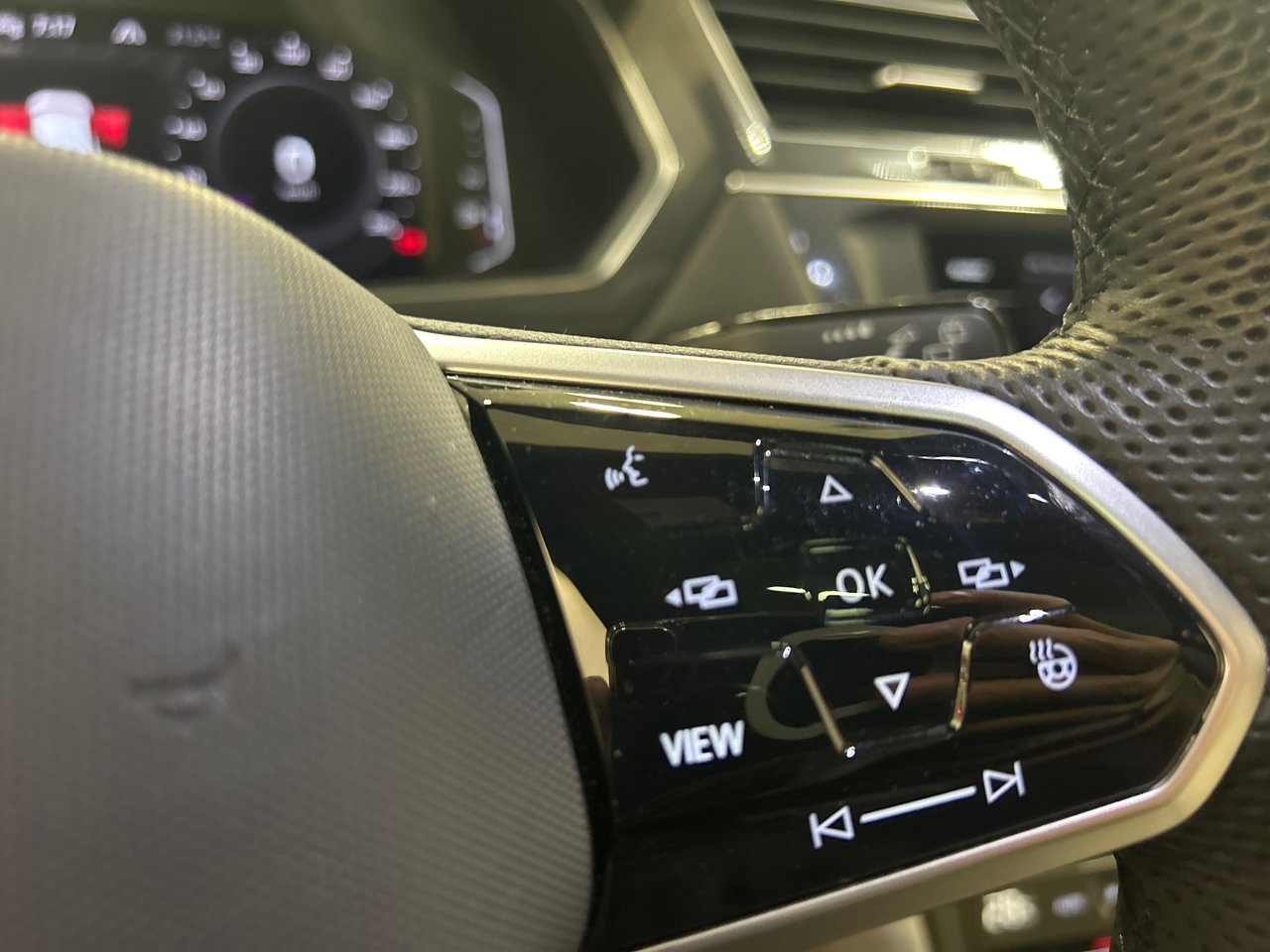 2022 Volkswagen Tiguan - Image 34