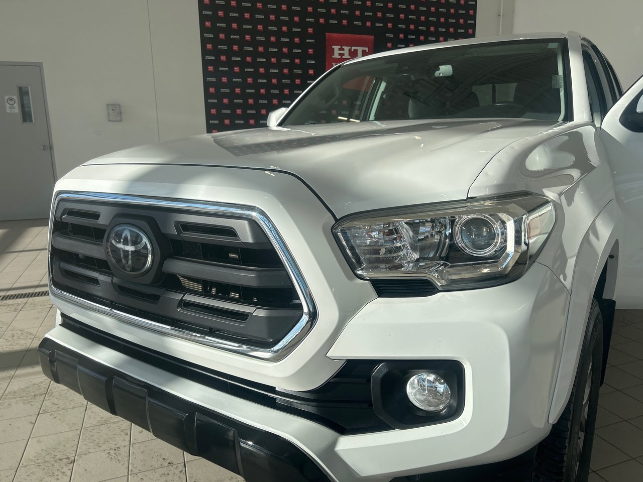 2018 Toyota Tacoma - Image 17
