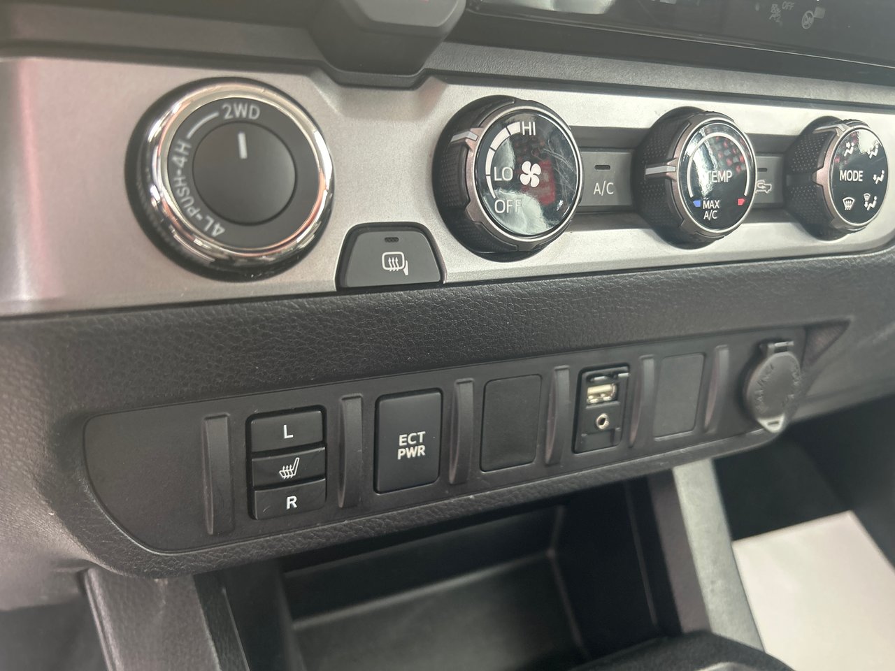 2018 Toyota Tacoma - Image 21