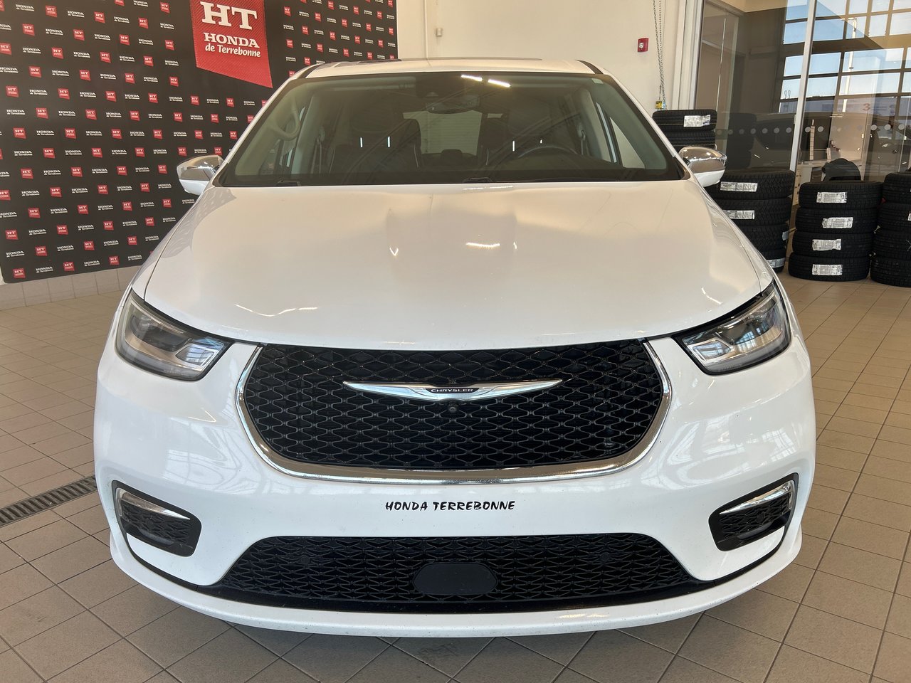 2022 Chrysler Pacifica Hybrid - Image 3