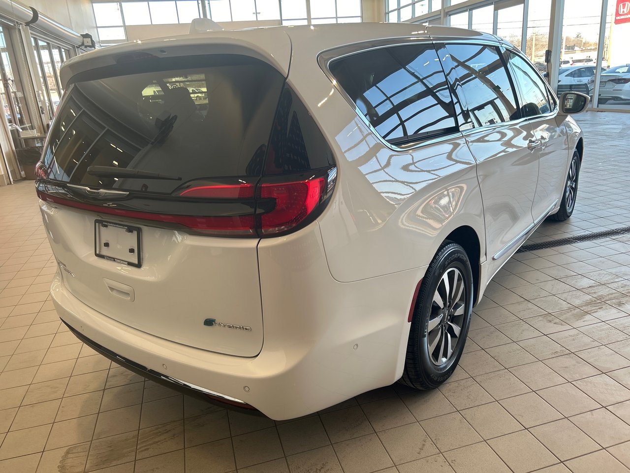 2022 Chrysler Pacifica Hybrid - Image 6