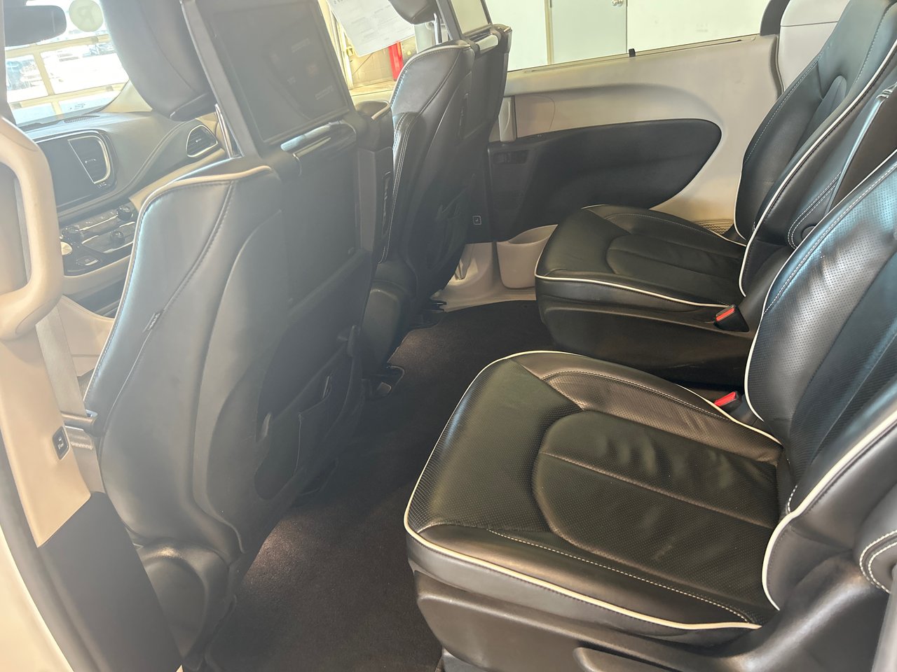 2022 Chrysler Pacifica Hybrid - Image 9