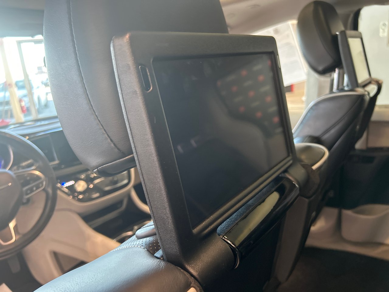 2022 Chrysler Pacifica Hybrid - Image 10