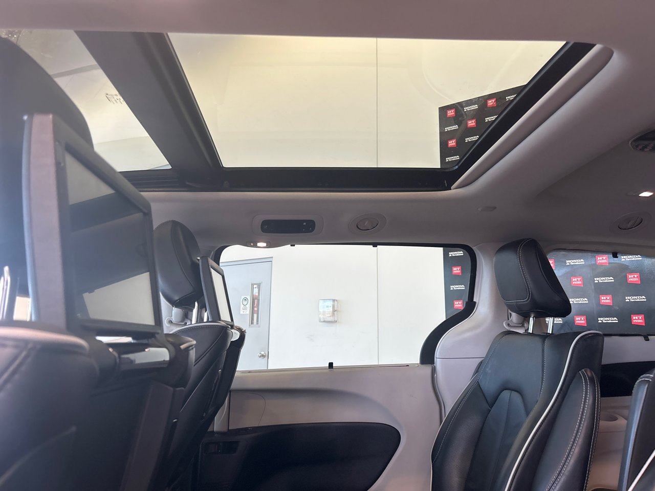 2022 Chrysler Pacifica Hybrid - Image 11