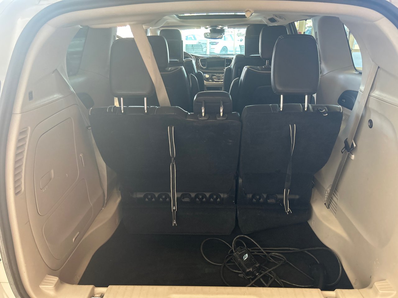 2022 Chrysler Pacifica Hybrid - Image 12