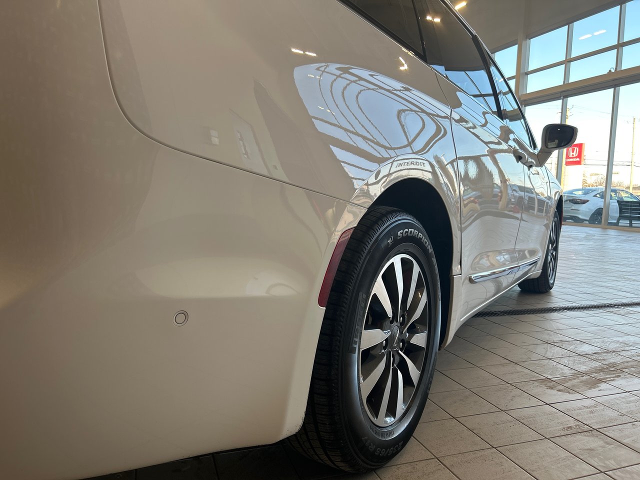 2022 Chrysler Pacifica Hybrid - Image 14