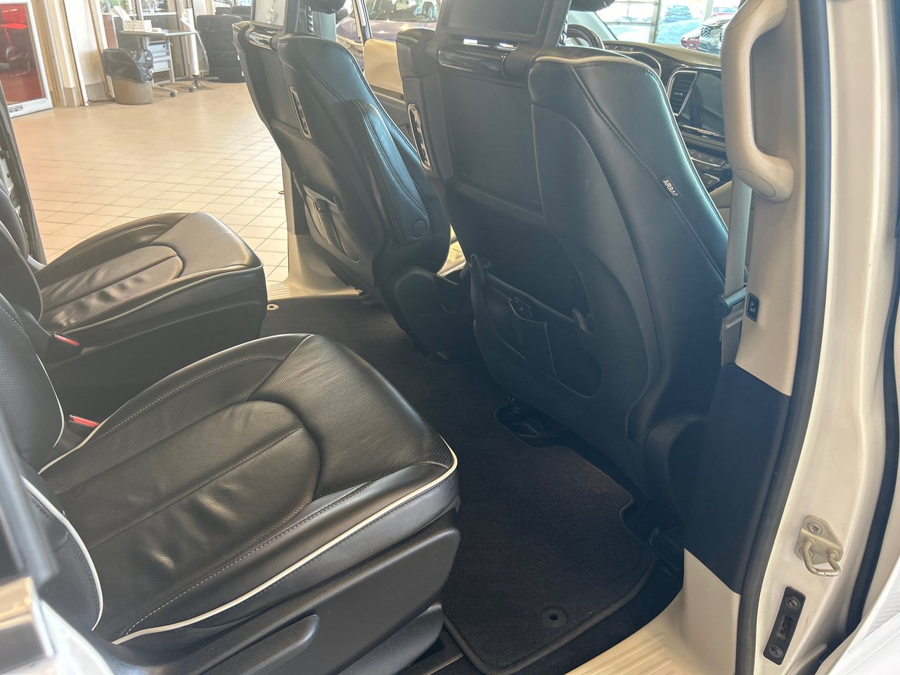 2022 Chrysler Pacifica Hybrid - Image 15