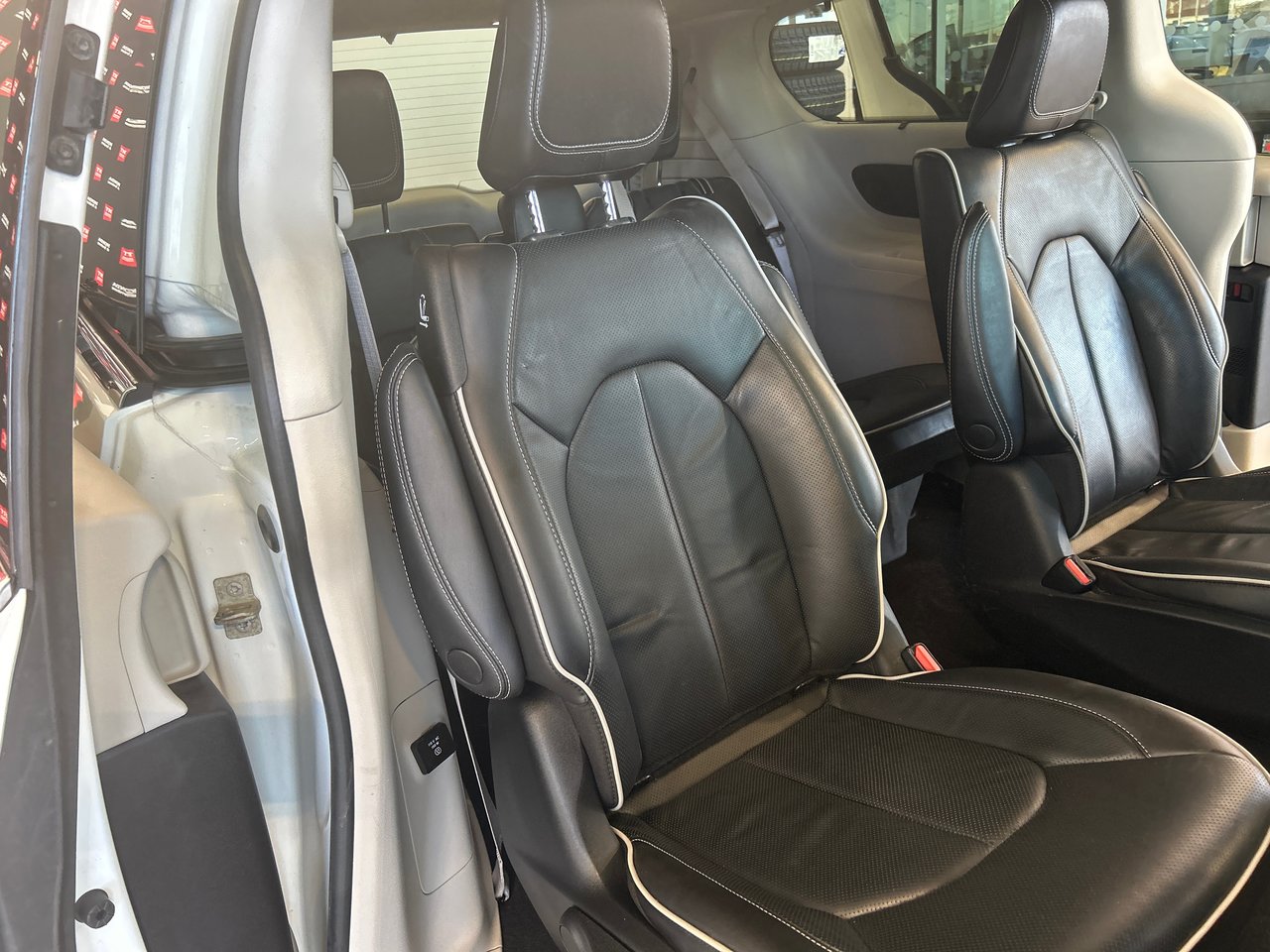 2022 Chrysler Pacifica Hybrid - Image 16