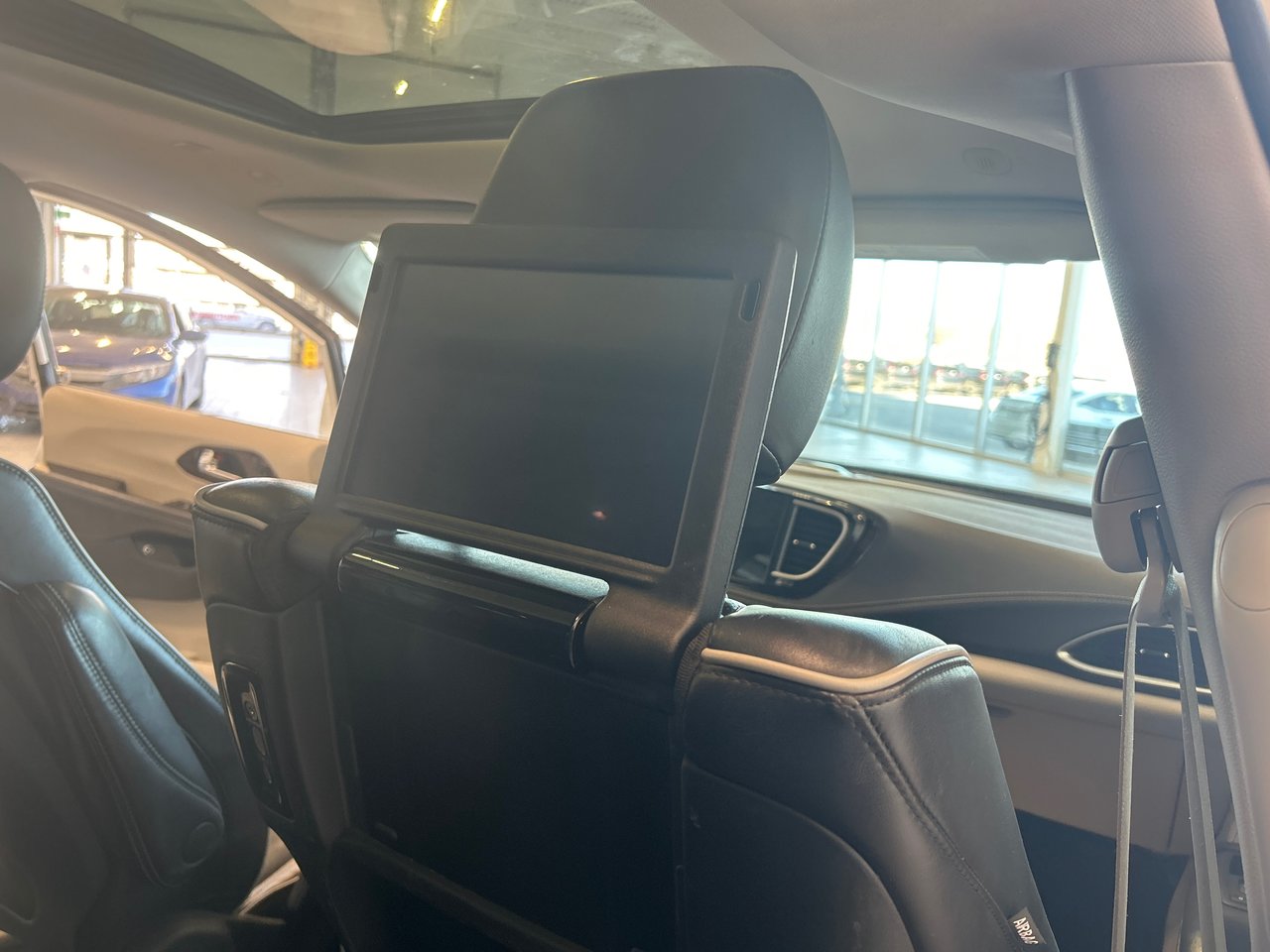 2022 Chrysler Pacifica Hybrid - Image 17