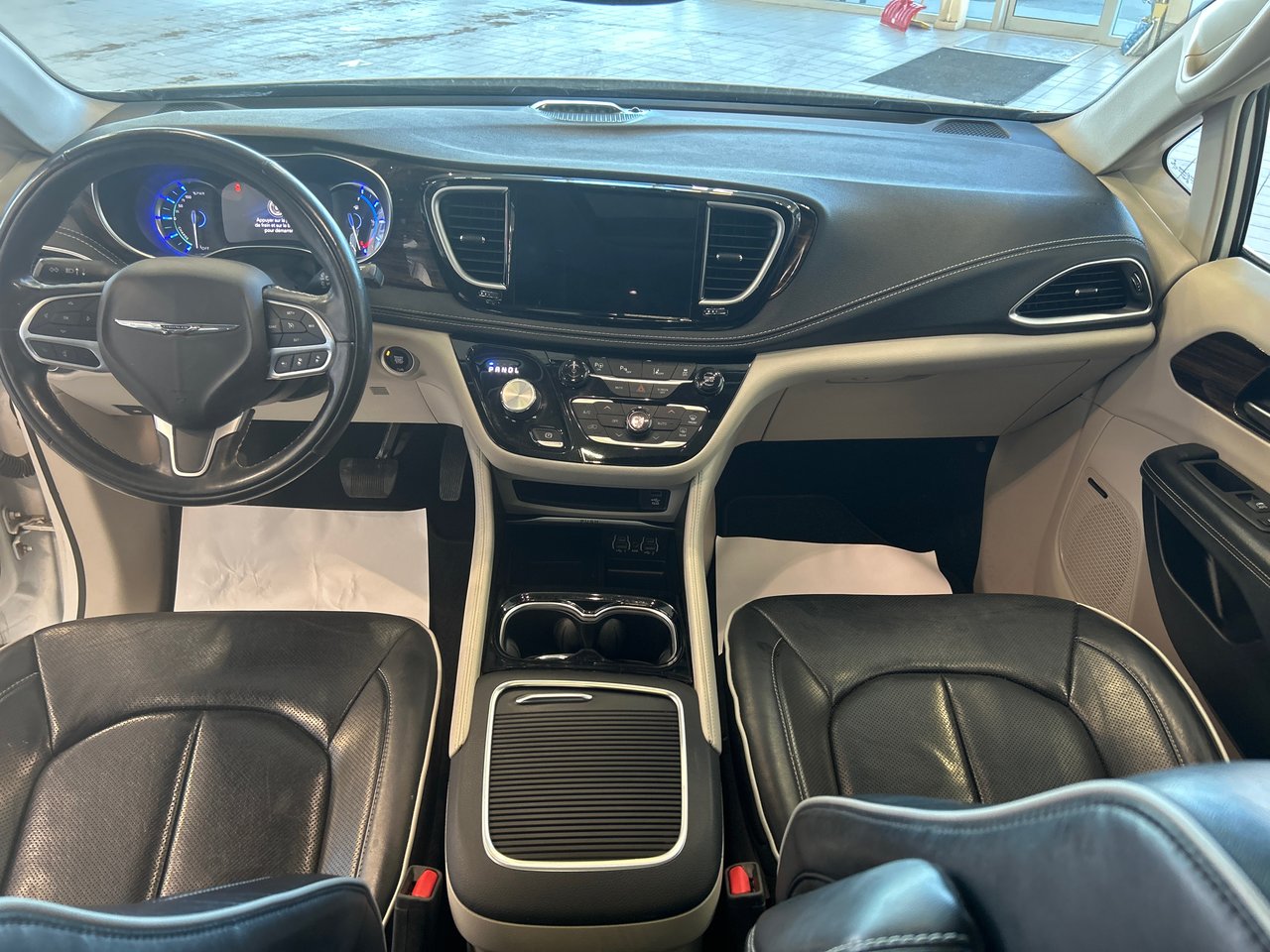 2022 Chrysler Pacifica Hybrid - Image 19