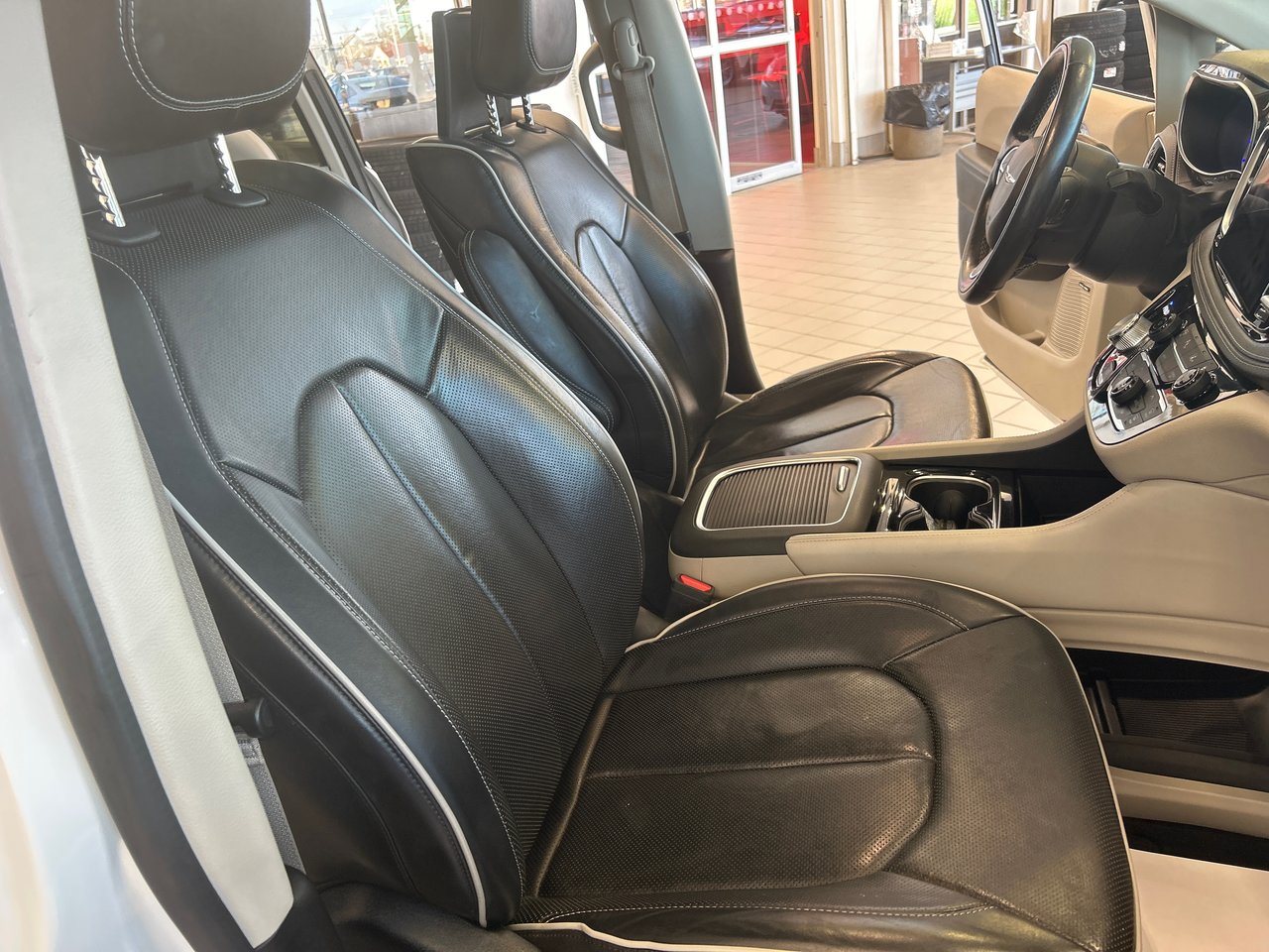 2022 Chrysler Pacifica Hybrid - Image 21