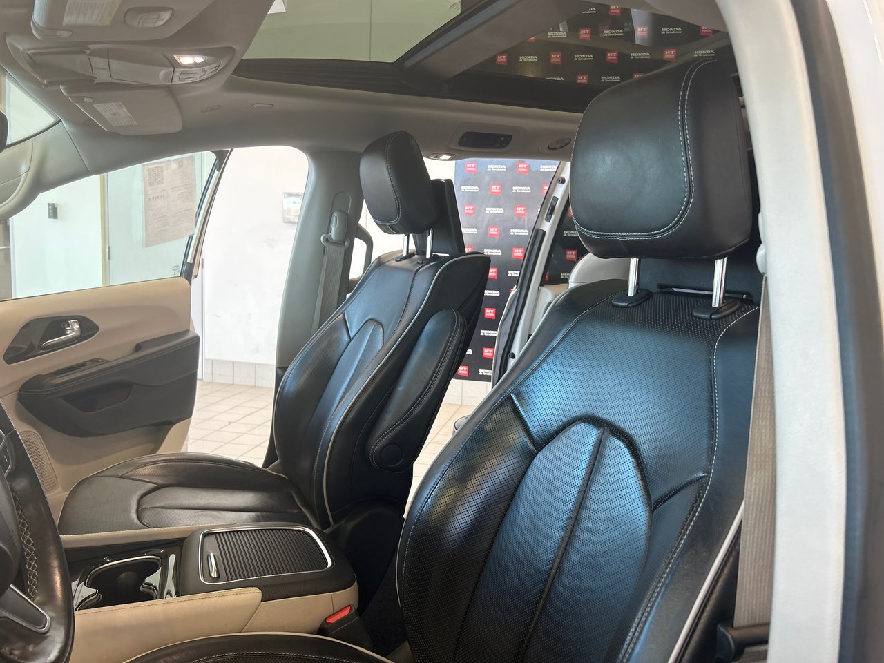 2022 Chrysler Pacifica Hybrid - Image 28