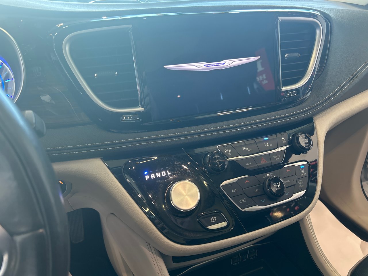 2022 Chrysler Pacifica Hybrid - Image 31