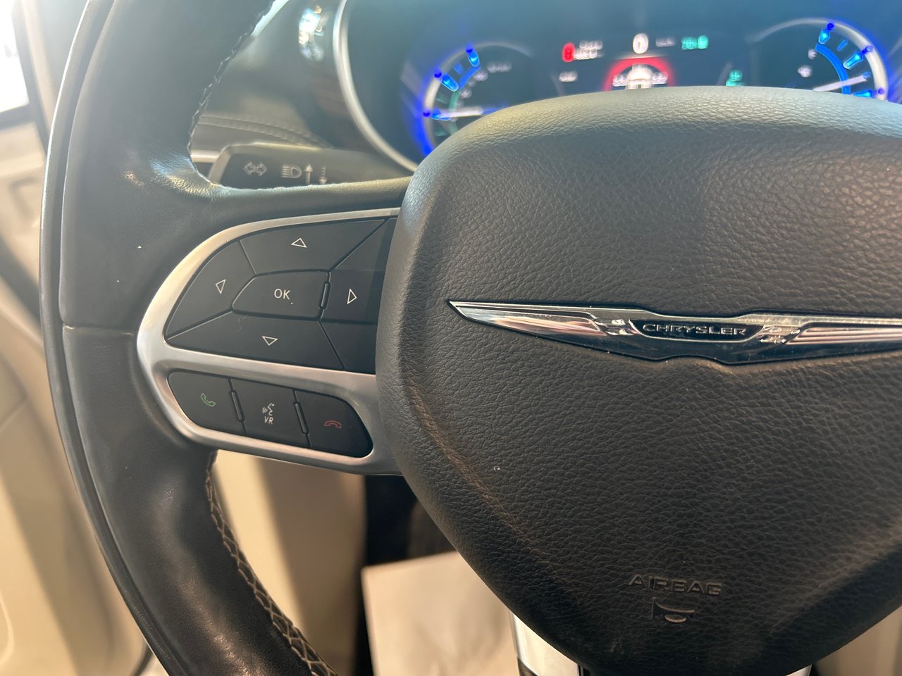 2022 Chrysler Pacifica Hybrid - Image 38