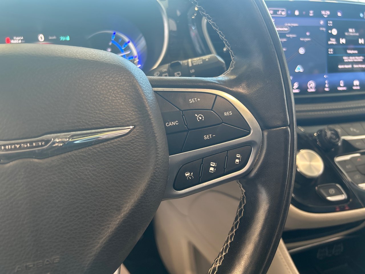 2022 Chrysler Pacifica Hybrid - Image 39