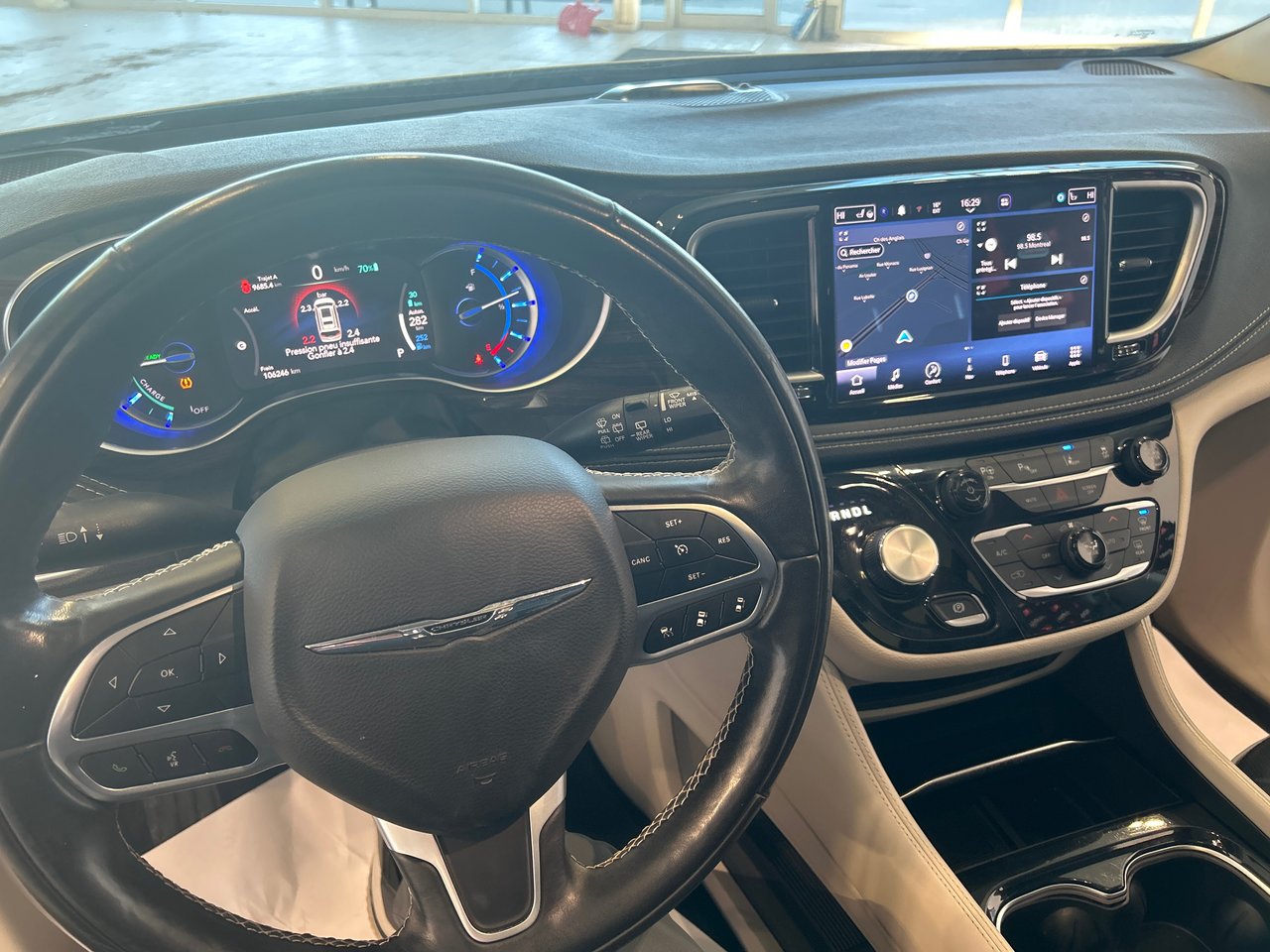 2022 Chrysler Pacifica Hybrid - Image 40