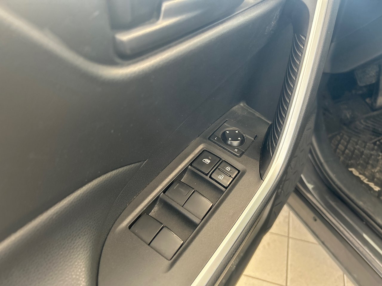 2019 Toyota RAV4 - Image 16