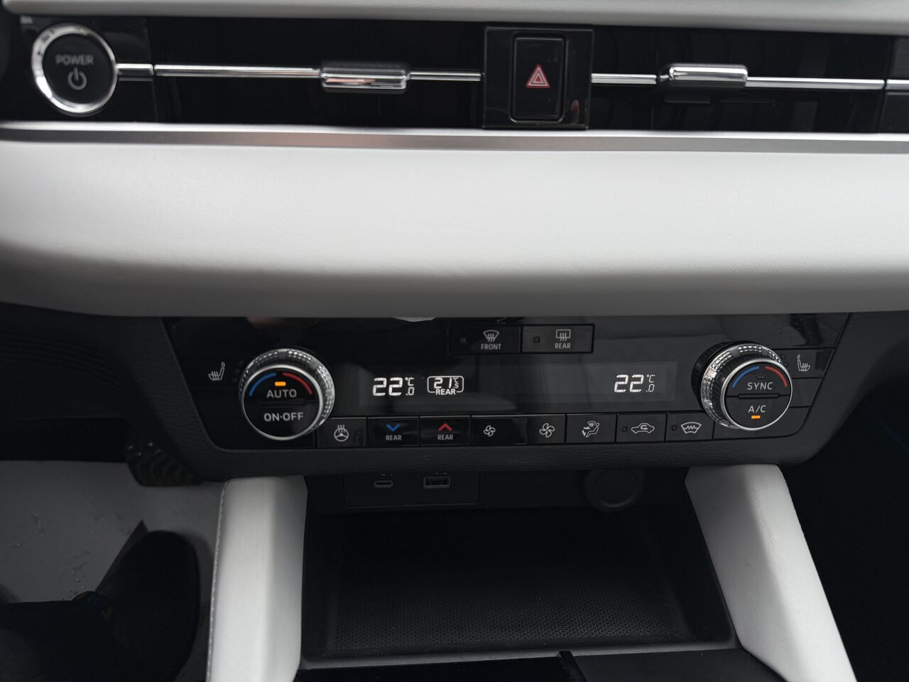 2023 Mitsubishi Outlander PHEV - Image 4