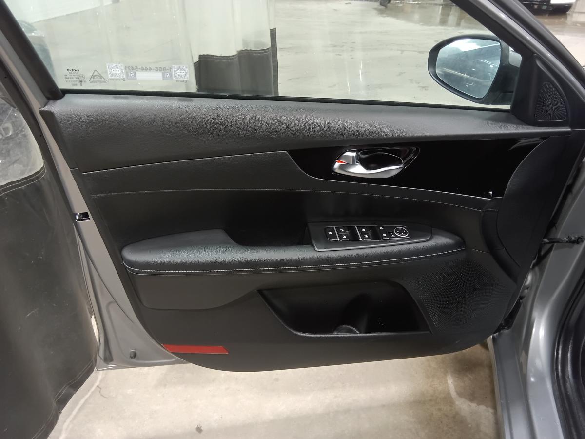 2023 Kia Forte - Image 16