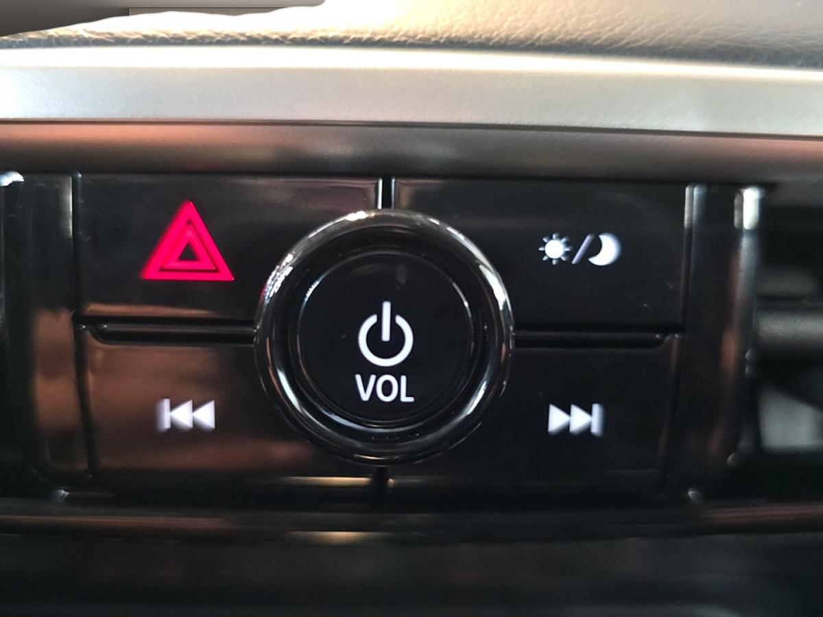 2025 Nissan Kicks - Image 15