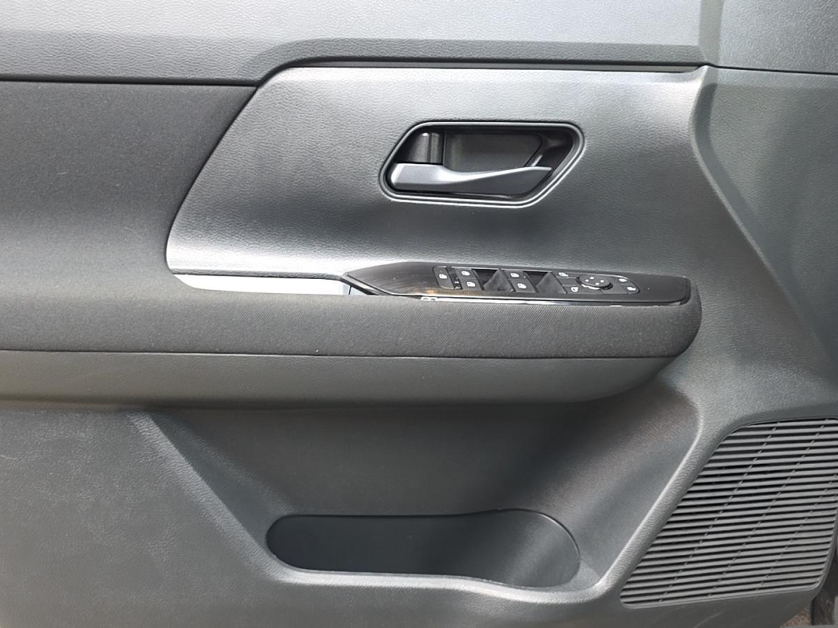 2025 Nissan Kicks - Image 16