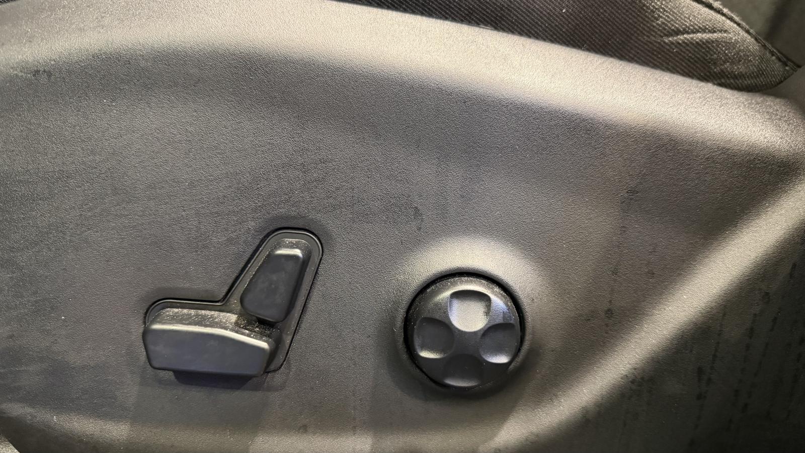 2020 Jeep Cherokee - Image 10