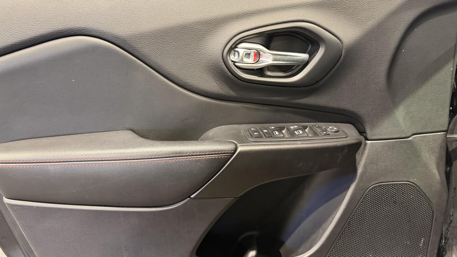 2020 Jeep Cherokee - Image 11